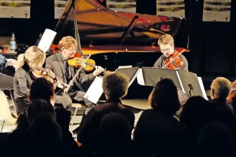 Das Cikada-Klavierquintett spielt Klaus Langs „Schumanns Geister“ (v.li.): Kenneth Karlsson (Klavier), Sara Övinge (Violine), Od