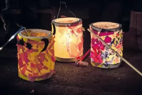 Mit selbst gebastelten Laternen ziehen Kinder zu St. Martin durch die Straßen in den Gemeinden.