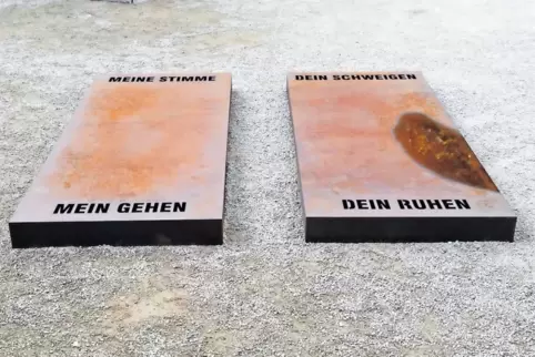Das Freigelände des Mainzer Landesmuseums als Friedhof der beseelten Dinge: „Dein Schweigen“ heißt diese Arbeit von Madeleine Di