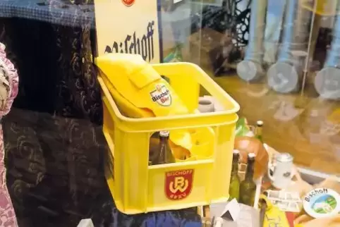 Auf Schildern und Schoppengläsern: Bischoff-Werbung.