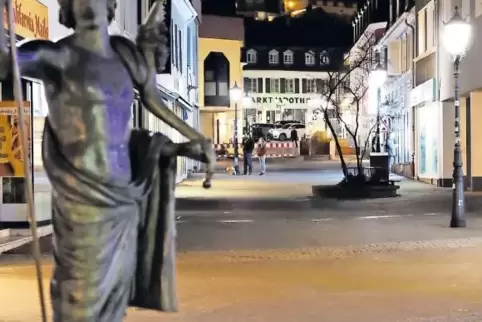 Blick aus der Talstraße: Die Eisenbahnstraße wird von der Statue des Römergottes „Genius Populi Romani“ bis zum Marktplatz aufge