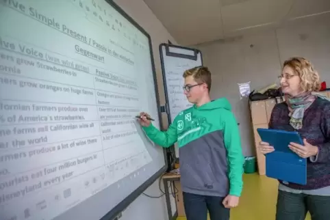 Die IGS Contwig setzt auf digitale Technik im Unterricht. Hier unterrichtet Englischlehrerin Christiane Clemens mit Whiteboard u
