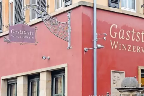Vertraute Ansicht im Deidesheimer Ortsbild: die Gaststätte des Winzervereins ...