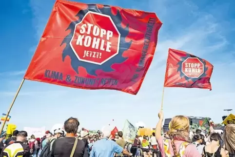 So wie hier im Oktober im Hambacher Forst wollen Gegner des Kohleabbaus bald in Köln demonstrieren.