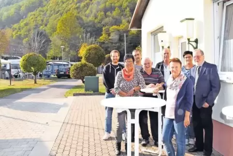Der Vorstand vor dem Vereinsheim: von links Christian Schley, Sieglinde Bastian, Dieter Straltz, Klaus Fink, Waltraud Janko, Han