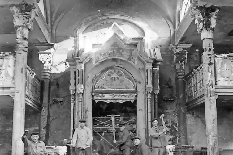 Abbrucharbeiter posieren in der zerstörten Synagoge.