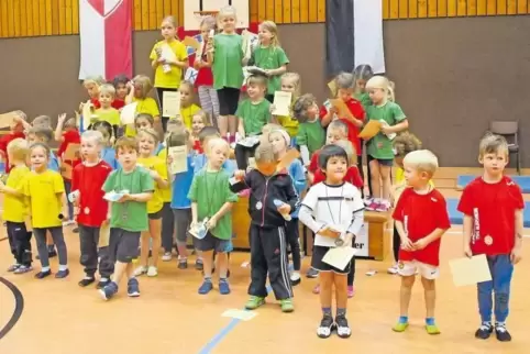 Alle Kinder bekamen Urkunden und Medaillen, die besten drei jeder Altersgruppe erhielten Pokale.