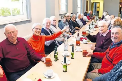 Zufrieden mit ihrem Heimatort: (von links) Otto und Roswitha Röther, Rosa Nord sowie (von rechts) Salvatore Brullo und Theo Goge