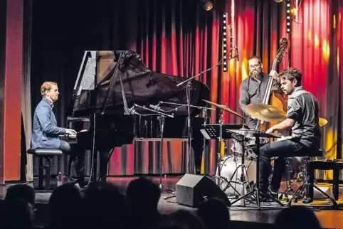 Jede Bewegung, jede Stimmungsänderung wird von den anderen Mitspielern aufgenommen: Pianist Pablo Held, Kontrabassist Robert Lan