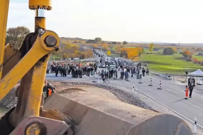 Die neue Bundesstraße (rechts) trifft beim Golfplatz Dackenheim auf die alte B 271: Zur Einweihung an der Kreuzung kamen gestern Die neue Bundesstraße (rechts) trifft beim Golfplatz Dackenheim auf die alte B 271: Zur Einweihung an der Kreuzung kamen gestern