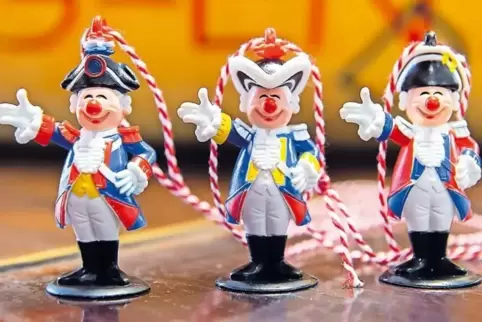 Die „Zugplakette 2019“ des Mainzer Carneval Vereins (von links): ein Ranzengardist, ein Füsiliergardist und ein Prinzengardist.