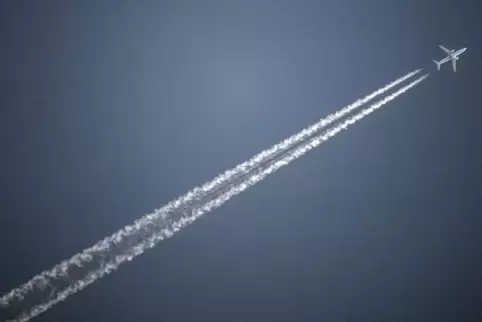Dieses Flugzeug lässt kein Kerosin ab, es handelt sich um normale Kondensstreifen. Symbolfoto: dpa 
