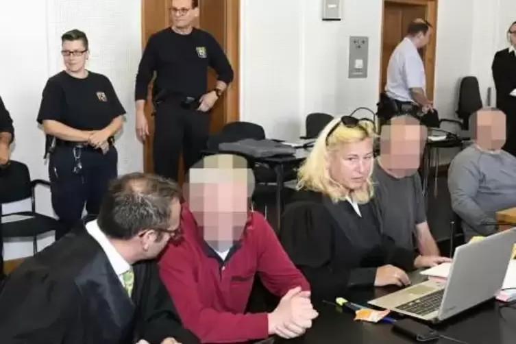Die drei Angeklagten und ihre Anwälte im Landgericht Frankenthal. Pasquale Passarelli (roter Pullover, Zweiter von links) . Er ä
