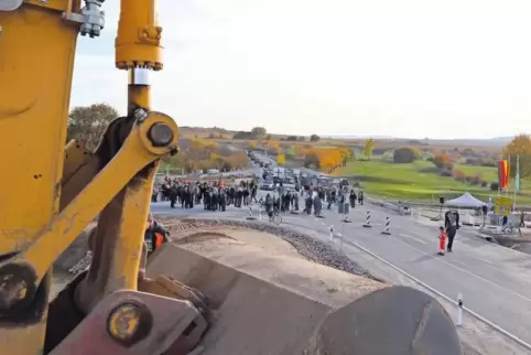 Die neue Bundesstraße (rechts) trifft beim Golfplatz Dackenheim auf die alte B 271: Zur Einweihung kamen neben den 120 geladenen