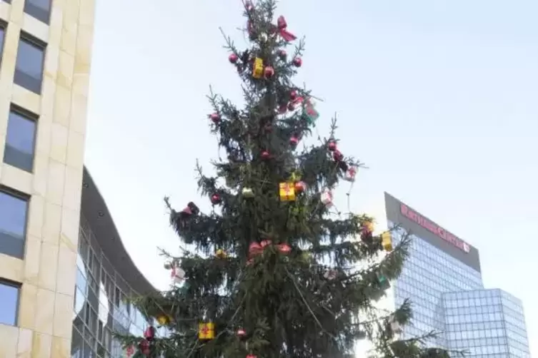 Weihnachtsbaum am Rathaus-Center. Archivoto: Kunz