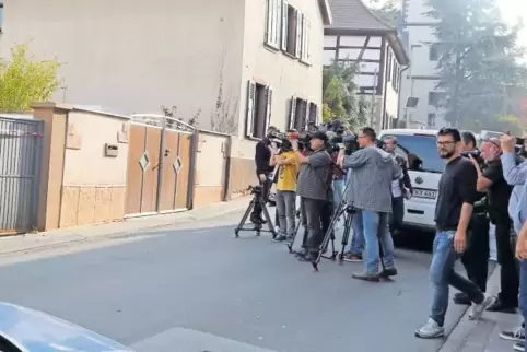 Großes Medieninteresse am 19. Oktober nach der Tragödie in Kirchheim mit zwei Toten und zwei verletzten Polizisten. Das damalige
