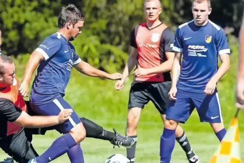 Da war die SpVgg noch vereint: Bild vom zweiten Spieltag in Ulmet. Moritz Jung (Glanbrücken/St. Julian) und Ulmets Patrik Metz (