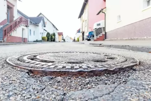 Aus dem Kanal in Konken dringen immer mal wieder unangemehme Gerüche, klagen die Beckers.