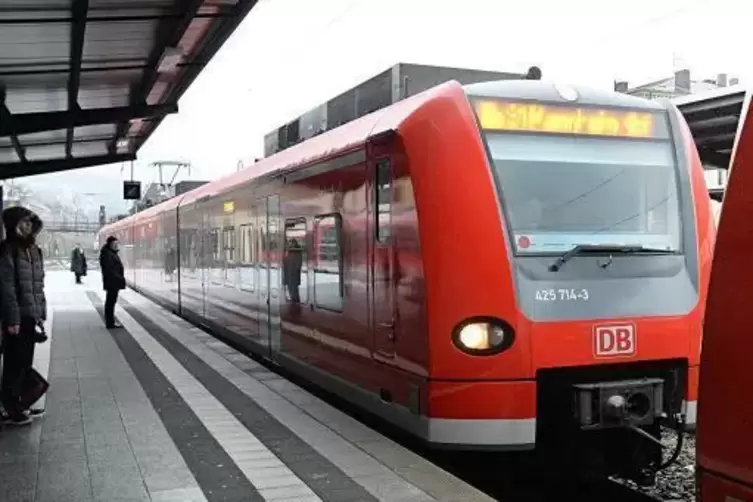 Zu den S-Bahn-Zügen, die am 10. und 11. November ausfallen, gehört auch der um 10.05 Uhr ab Neustadt nach Mannheim. Foto: Linzme