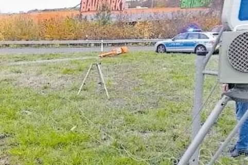 Volltreffer: Radarmessgerät und Notrufsäule aus Schreck umgemäht.