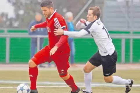 Entwischt hier seinem Kirner Gegenspieler: Tim Giehl (links) vom ASV Winnweiler.