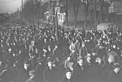 Der Demonstrationszug des Kaiserslauterer Arbeiter- und Soldatenrates im November 1918.