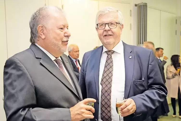 Stießen auf erfolgreiche gemeinsame Jahre an: Ministerpräsident a.D. Kurt Beck (links) und Professor Dieter Rombach.