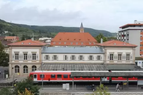 In einer Regionalbahn zwischen Neustadt und Bad Dürkheim hat ein Unbekannter Reisende bedroht.  ArchivFoto: Franck 