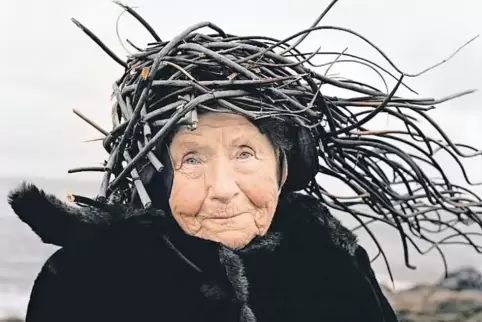 Selbstdarstellung mit Natur: Foto der Serie „Eyes as Big as Plates, Agnes II“ von Ritta Ikonen und Karoline Hjorth.