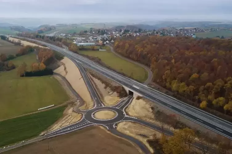 Die neue Anschlussstelle Höheinöd an der A 62 ist fast fertiggestellt. Links führt die Autobahn vorbei. Die Straße links vom Kre