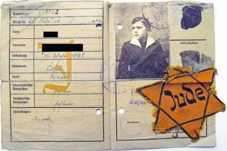Der Ausweis von Erwin Weil mit dem gro&szlig;en &bdquo;J&ldquo; und dem Judenstern, der stets an der Kleidung zu tragen war.
