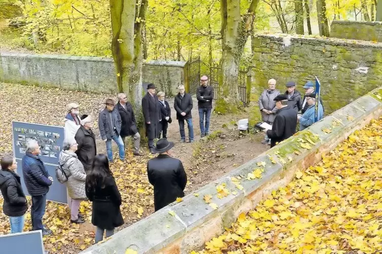 Mitglieder des Rotary-Clubs übergeben die restaurierte Mauer des jüdischen Friedhofs feierlich an die Stadtspitze.