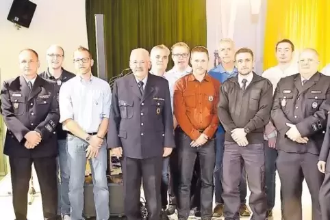 Verbandsbürgermeister Steffen Antweiler (links) bei einer Amtshandlung, die ihm sichtlich Freude bereitet: der Ehrung der Wehrle