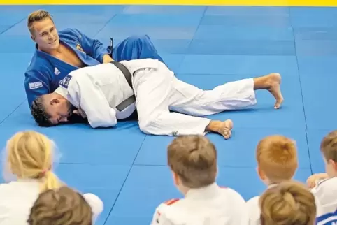 Der Mann mit dem Gewinnerlächeln: Judoweltmeister Alexander Wieczerzak (hinten) zeigt Judokämpfern, die bis aus Frankreich anger