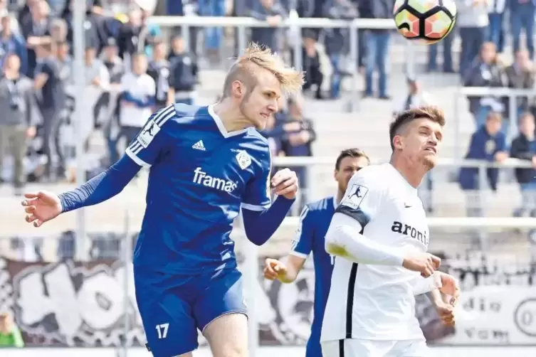 Nach Krankheitspause zurück in der FKP-Startelf: Manuel Grünnagel (links), hier in einer Szene vom Regionalligamatch in Elversbe