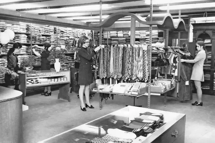 Blick ins Bekleidungshaus Manthey aus dem Jahr 1971: Mittlerweile hat sich die Verkaufsfläche mehr als verdreifacht.