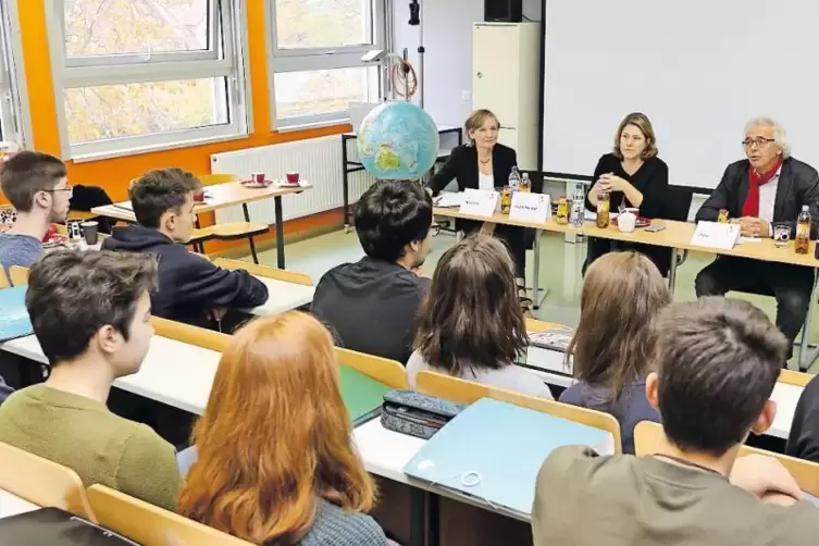 Diskutieren mit Schülern, von links: die Abgeordneten Iris Nieland (AfD), Simone Huth-Haage (CDU) und Manfred Geis (SPD).