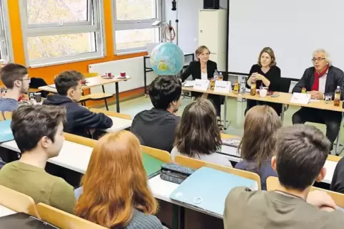 Diskutieren mit Schülern, von links: die Abgeordneten Iris Nieland (AfD), Simone Huth-Haage (CDU) und Manfred Geis (SPD).