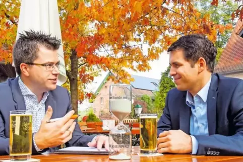 Herbstzeit: Im Biergarten des Bremerhofs bei Kaiserslautern plaudern Redakteur Andreas Ganter (links) und Handwerkskammergeschäf