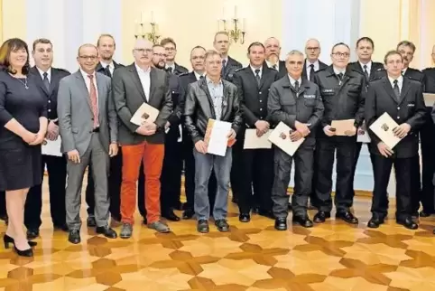 Die geehrten Feuerwehrleute mit Oberbürgermeisterin Jutta Steinruck (Vierte von links) und Dezernent Dieter Feid (Sechster von l