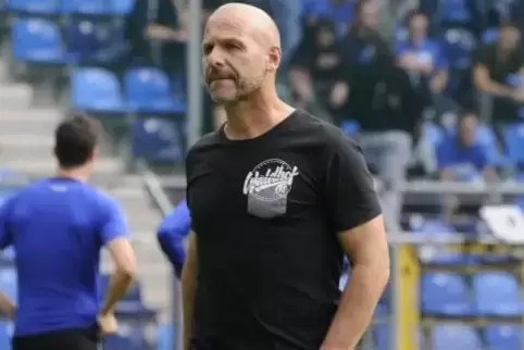 Sein Team geht mit vier Punkten Vorsprung in die Rückrunde: Bernhard Trares, Trainer des SV Waldhof Mannheim. Foto: Kunz