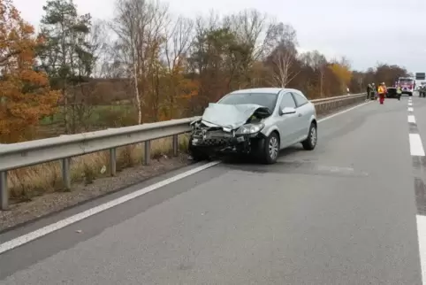 Der 28-Jährige hatte sein Auto auf der A6 abgestellt, um einen geplatzten Reifen zu wechseln. Foto: Polizei 