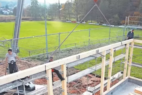 Auf diesem Holzgerüst entsteht die neue Gerätehalle.