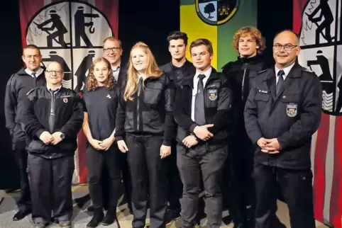 Die langjährigen Feuerwehrmänner Theo Baßler und Thomas Münch mit Verbandsbürgermeister Torsten Bechtel (hinten) und den Nachwuc