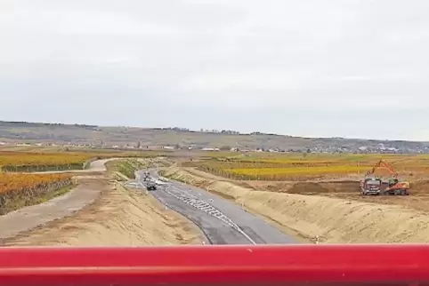 Die Umgehung: Blick von der Wirtschaftswegebrücke 1 in Richtung Norden.