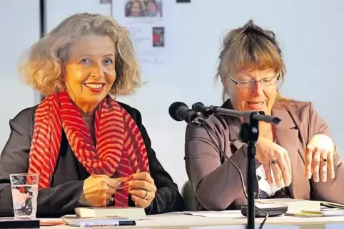 Michaela May (links) liest mal mit bayerischem, mal mit österreichischem Akzent aus Nicola Förgs Roman.