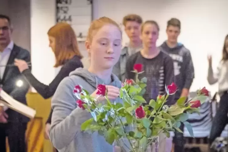 Eine Rose im Gedenken an jeden vertriebenen jüdischen Mitbürger Kusels: Schüler des Siebenpfeiffer-Gymnasiums gestalteten eine e