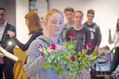 Eine Rose im Gedenken an jeden vertriebenen jüdischen Mitbürger Kusels: Schüler des Siebenpfeiffer-Gymnasiums gestalteten eine e