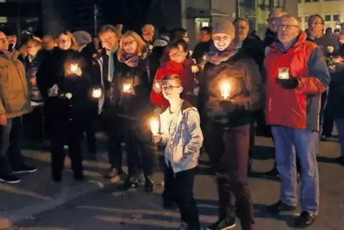 Gedenken an die Opfer des Nazi-Regimes, aber auch aktuelle Bezüge: Teilnehmer des Lichterzugs.