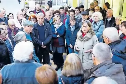 Charlotte Glück (Mitte) führte wie Gabriele Brasche durch die Stadt.